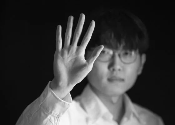 还是第48分钟，卢克-肖左路传中，B费头球攻门顶高了。